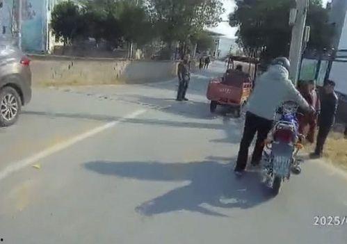 车祸男吃瓜,真相揭秘引网友热议